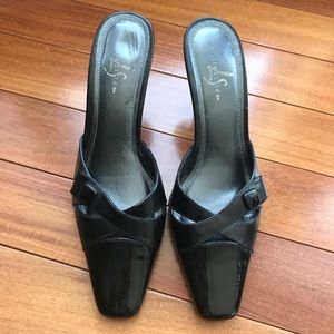 Life Stride 3.5” heel pumps.